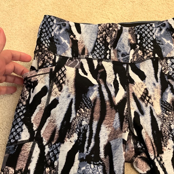Calvin Klein abstract biker shorts size large - Picture 2 of 3